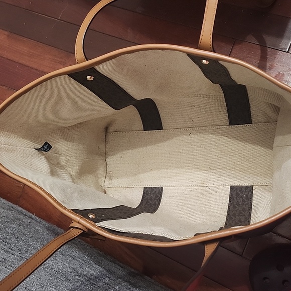 Micheal Kors Eva Leather Tote W/Pouch EUC - Picture 12 of 16